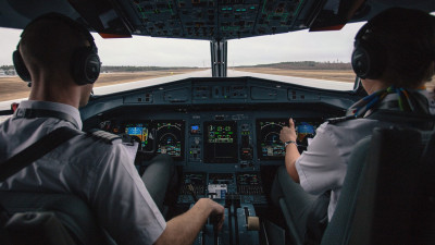 Қазақстанда ұшқыштарды лазермен соқыр еткендерге қатаң жаза енгізілді