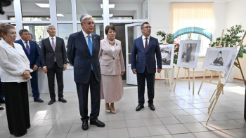 Фотография к новости: Мемлекет басшысы Бішкектегі Кемел Тоқаев атындағы гимназияға барды