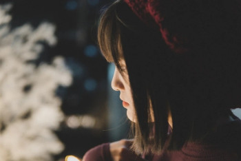 Фотография к новости: Ересек ер адамның зорлығына ұшыраған қыздың анасы видеоүндеу жасады