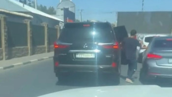 Фотография к новости: Шымкентте депутат жолда қауіпті маневр жасағаны үшін көлігінен айырылды