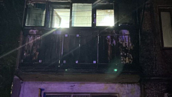 Фотография к новости: Шахтинскіде өртеніп жатқан көлік жарылып, тұрғын үйді шарпыды