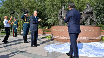 Фотография к новости: Қазақстан мен Қырғызстан президенттері "Достықтың алтын көпірі" ескерткішін ашты