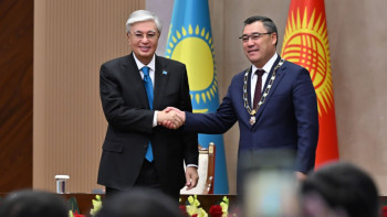 Фотография к новости: Тоқаев Қырғыз Республикасының Президентін "Алтын Қыран" орденімен марапаттады