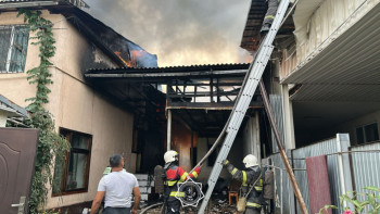 Фотография к новости: Алматыдағы өрт: құтқарушылар жоғары дәреже бойынша жұмыс істеуде