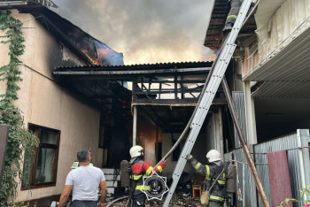 Фотография к новости: Алматыдағы өрт: құтқарушылар жоғары дәреже бойынша жұмыс істеуде