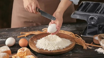 Фотография к новости: Дәрігерлер жұмыртқаны пышақпен жарудың қауіпті екенін айтты