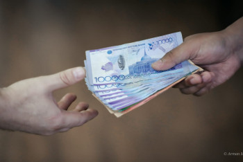 Фотография к новости: "Грантқа түсіріп беремін": Астанада 20-дан астам талапкерді алдаған алаяқ ұсталды