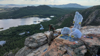 Фотография к новости: Еріктілер Қарқаралыдағы жартастарды вандализмнен тазартты