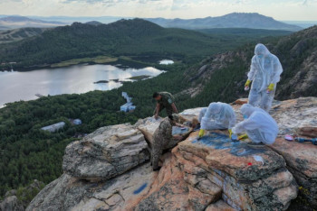 Фотография к новости: Еріктілер Қарқаралыдағы жартастарды вандализмнен тазартты