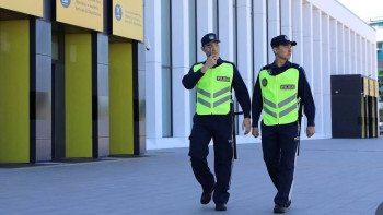 Фотография к новости: Әуе рейсіндегі жанжал: Ақтөбеде жолаушы ұшақтан түсірілді