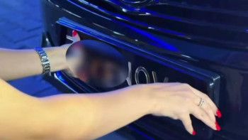 Фотография к новости: Өскеменде фамилиясын көлік нөмірінің орнына таққан әйел полицияға ұсталды