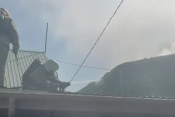 Фотография к новости: Алматыда Сайран көлінің маңындағы жер үй түгі қалмай өртеніп кетті