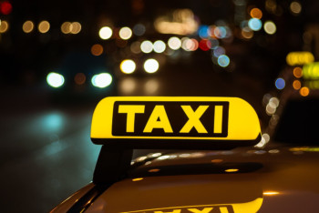 Фотография к новости: Таксистпен жанжал: Әйел терезені сыра бөтелкесімен сындырған