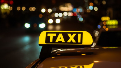 Таксистпен жанжал: Әйел терезені сыра бөтелкесімен сындырған