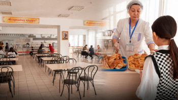 Фотография к новости: 1 қыркүйектен бастап оқушыларға пицца мен шырын берілмейді: 2025 жылдың жаңа мәзірі қандай?