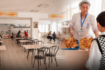 Фотография к новости: 1 қыркүйектен бастап оқушыларға пицца мен шырын берілмейді: 2025 жылдың жаңа мәзірі қандай?