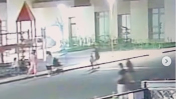 Фотография к новости: Алматыда жасөспірім екі жасар баланы жерге алып соғып, қашып кеткен