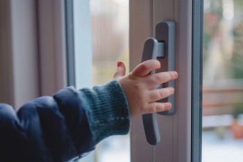 Фотография к новости: 7 жасар балаға қалдырған: Астанада терезеден құлаған 3 жасар бала көз жұмды