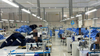 Фотография к новости: ҚАЖД мекемелерінде жазасын өтеушілер арнайы киімдер тігіп жүр