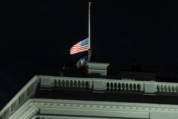 Фотография к новости: Мектептегі атыс: АҚШ-та мемлекеттік тулар төмен түсірілді