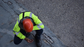 Фотография к новости: Зауытта автокөтергіш аударылып, екі адам көз жұмды