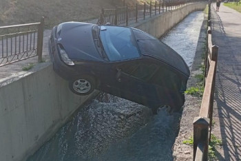 Фотография к новости: Алматыда көлік өздігінен сырғып, өзенге құлады