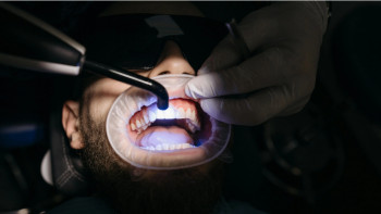 Фотография к новости: Тісті тырнақ желімімен жамап жүрген стоматолог алаяқтыққа айыпталып жатыр