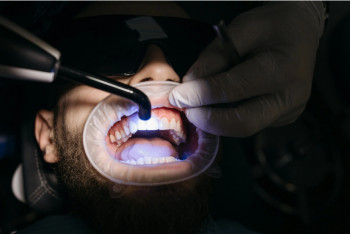 Фотография к новости: Тісті тырнақ желімімен жамап жүрген стоматолог алаяқтыққа айыпталып жатыр