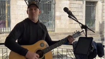 Фотография к новости: Музыкант 24 сағат бойы көшеде ән айтып, Гиннесс рекордын жаңартты