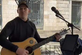 Фотография к новости: Музыкант 24 сағат бойы көшеде ән айтып, Гиннесс рекордын жаңартты