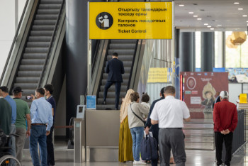 Фотография к новости: Алматы әуежайындағы кезекті оқиға: Жолаушы өз тамағын кесіп тастады