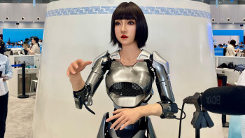 Фотография к новости: Тяньцзиньдегі ШЫҰ саммиті: Сяо Хэ атты робот тілшілерді таңғалдырды