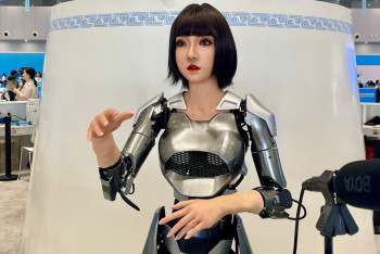 Фотография к новости: Тяньцзиньдегі ШЫҰ саммиті: Сяо Хэ атты робот тілшілерді таңғалдырды