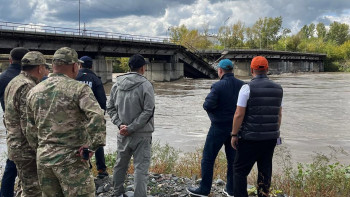 Фотография к новости: Өскеменде көлік жүретін көпірдің бір бөлігі опырылып қалды