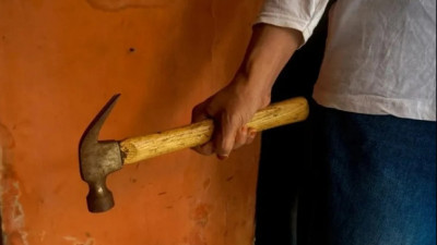 Қарағандыда ер адам әйелді өлтіремін деп қорқытып, көлігін қиратып тастады