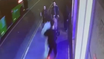 Фотография к новости: Алматыда жасөспірімдер самокатпен келе жатып, нәрестесі бар арбаны қағып кетті