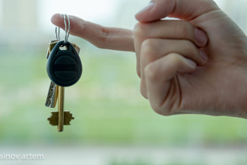 Фотография к новости: "Баспанасыз қала жаздады": Жетім балалар заңсыз кезектен шығарылған