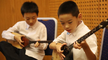 Фотография к новости: Бейжіңде қытайлықтарға домбыра тартуды үйрететін мәдени орталық ашылды