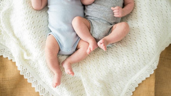 Фотография к новости: Әпкелі-сіңлі егіздер бір күнде ұл босанды