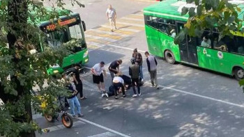 Фотография к новости: Алматыда электроскутер мінген 17 жастағы екі қызды автобус қағып кетті