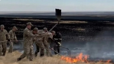 Қостанай облысында дала өртеніп, қатты жел өрт сөндіруге кедергі келтірді
