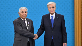 Фотография к новости: Президент мұнай-газ саласының үздіктеріне мемлекеттік награда табыстады