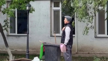 Фотография к новости: Тектілік пен тағзым: Аула сыпырушы атаның әрекеті көпшілікті сүйсіндірді