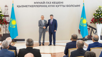 Фотография к новости: Үкіметте мұнай-газ саласы қызметкерлеріне мемлекеттік наградалар табысталды