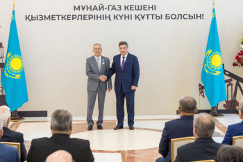Фотография к новости: Үкіметте мұнай-газ саласы қызметкерлеріне мемлекеттік наградалар табысталды