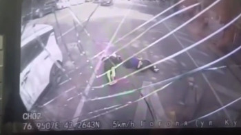 Фотография к новости: Алматыда автобус электросамокаттағы қыздарды қағып кетті: видео пайда болды