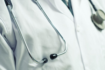 Фотография к новости: Ақмола облысында дәрігер науқасты 1,5 млн теңгеге алдағаны үшін сотталды