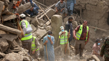 Фотография к новости: Ауғанстандағы жер сілкінісінен кейін құтқарушылар тек ер адамдарға көмектескен