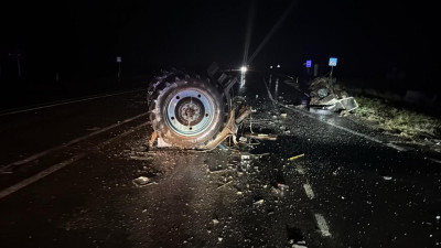 Жол талғамайтын көлікпен соқтығысқан трактор екіге бөлініп кетті