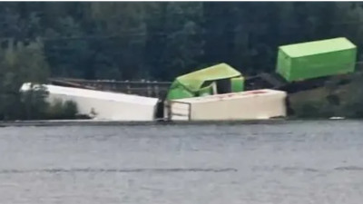 Швецияда оқ-дәрілері бар пойыз рельстен шығып кетті